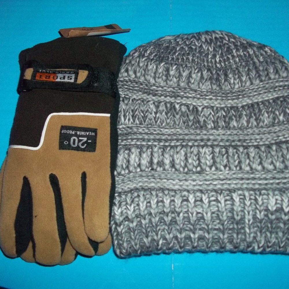 nwt -20 degree gloves with matching hat!